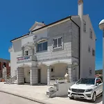 Jakic 1 Πανσιόν 4*